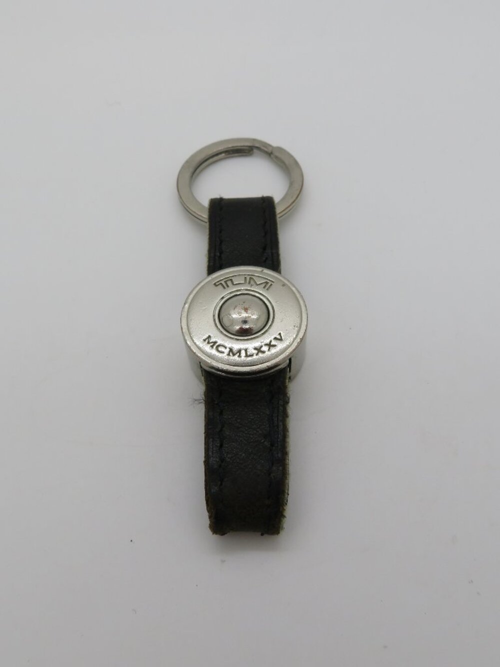 Tumi MCMLXXV Logo Black Leather Strap Silver‑Tone Metal Key Fob Key Ring